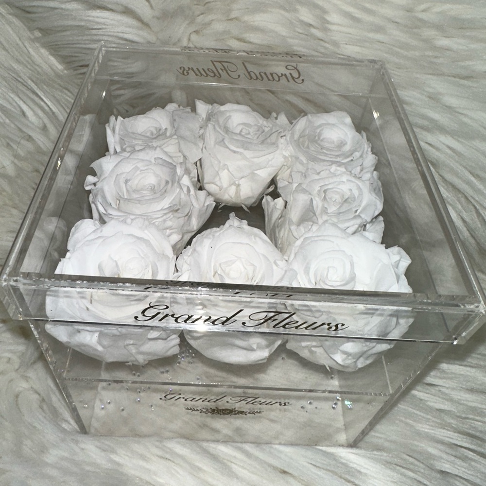 $279 Grand Fleur Forever Roses CRISTAUX CLOUD Box